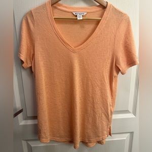 008 NWOT ATHLETA Breezy Scoop V Tee.  Size medium.